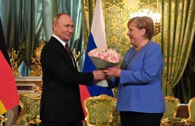 Китайцы объяснили, как характеризует Путина жест с цветами для Меркель