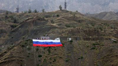 500-метровый российский флаг развернули над Ирганайским водохранилищем в Дагестане
