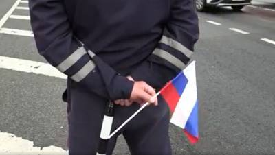 Полиция Петербурга удивила горожан раздачей сувенирных флагов