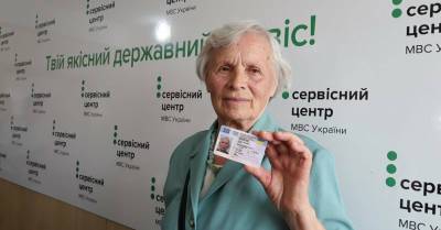 Возраст - не помеха: украинка в 79 лет впервые в жизни получила водительское удостоверение