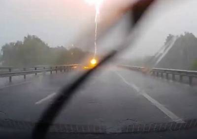 На трассе М5 в Рязани засняли близкий удар молнии