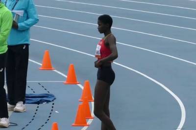 На ЧМ-2021 по лёгкой атлетике прыгунья из Кении взяла планку, прыгнув ногами вперёд. ВИДЕО