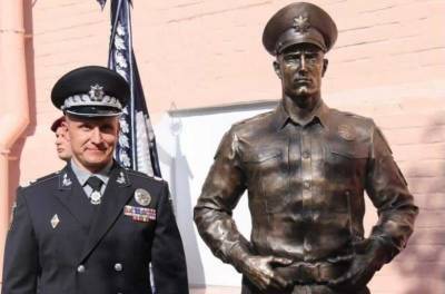 В соцмережах висміяли відкриття пам’ятника поліціянту, схожому на очільника Нацполіції Київщини