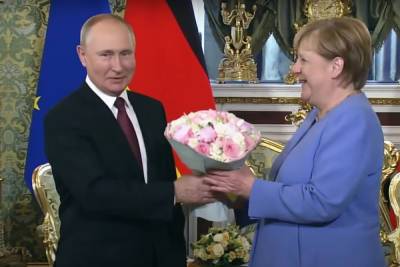 Sohu: подаренный Путиным Меркель букет цветов говорит о характере президента