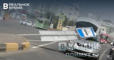 В Казани сильный ветер уронил дорожный знак на автомобиль