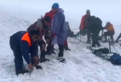 На Эльбрусе спасли петербургского альпиниста, провалившегося в расщелину
