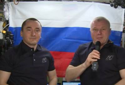 Космонавты на МКС поздравили соотечественников с Днем Государственного флага