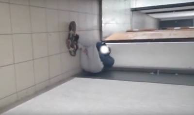 Соцсети: мужчина в Кемерове четвертый день спит возле входа в свою квартиру