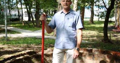 Россиянин раскопал холм во дворе дома в Москве и нашел под землей конструкцию
