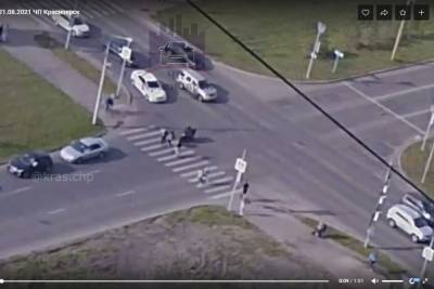 В Красноярске на зебре мотоцикл сбил трех пешеходов и скрылся