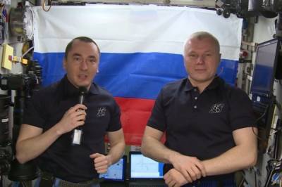 Космонавты с борта МКС поздравили россиян с Днем Государственного флага