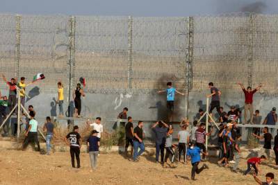ЦАХАЛ бомбит Сектор Газа в ответ на нападения у пограничного забора