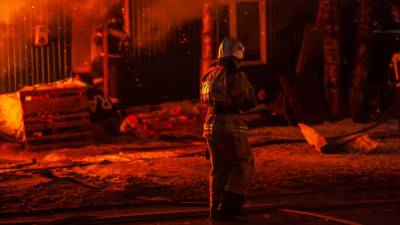 МЧС эвакуировало около 100 человек из горящего дома в Энгельсе