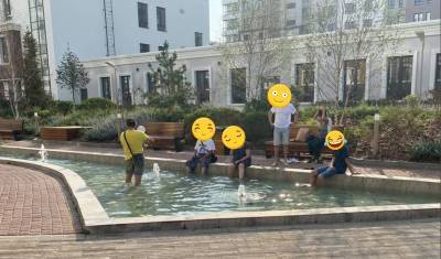 Жители ЖК «Айвазовский City» жалуются на отдыхающих в новом парке: купаются в фонтане