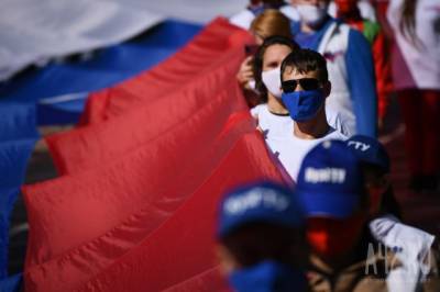 В День Государственного флага России в Кемерове развернули огромный триколор