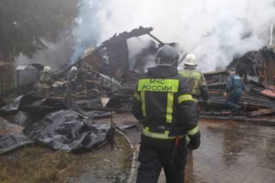 Третьего погибшего извлекли из сгоревшего гостевого дома в Псковском районе