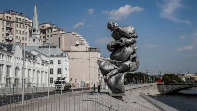 Урс Фишер - Отар Кушанашвили - Кушанашвили вмешался в обсуждение современной скульптуры в Москве, поссорившей Собчак и Галкина - 5-tv.ru - Москва