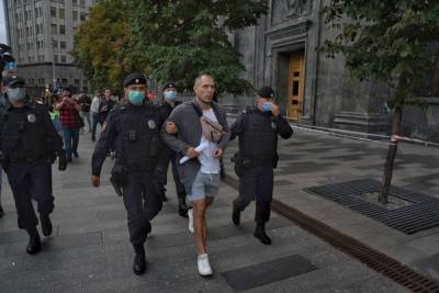 Задержанному у здания ФСБ журналисту RT грозит 30 суток ареста