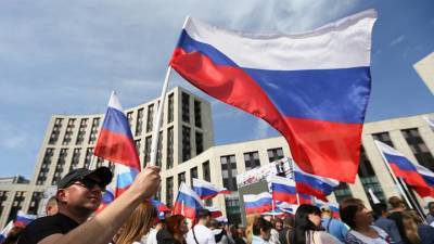 Гигантский триколор развернули на Поклонной горе в честь Дня российского флага