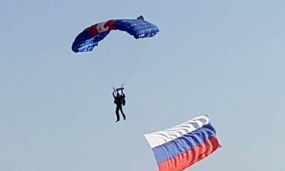 В Смоленске начинающие парашютисты совершили свои первые прыжки
