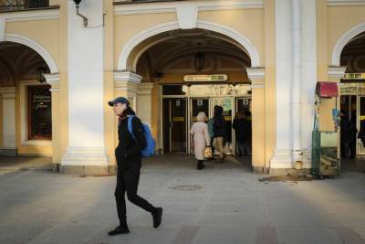 В метро Петербурга загорелся рекламный щит, Невский окутало дымом
