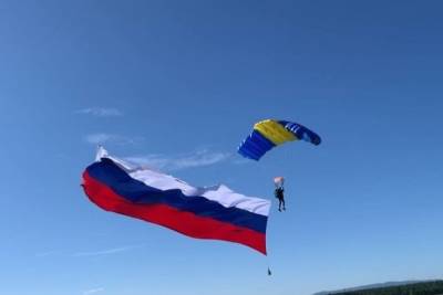 Забайкальский парашютист совершил прыжок с триколором в День флага России
