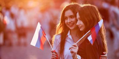 В России отмечают День флага