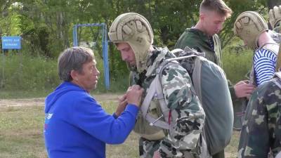 В Новосибирской области парашютному спорту обучает «мама аэродрома» Нина Лакиза