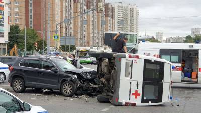 Камеры засняли момент ДТП с машиной скорой помощи в Москве