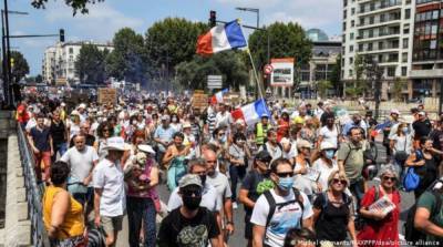 Во Франции люди продолжают протестовать против новых карантинных правил