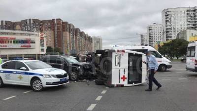 Два человека пострадали в ДТП с участием автомобиля скорой помощи на северо-востоке Москвы