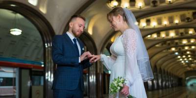 Две пары молодоженов заключили брак на московской станции «Маяковская»