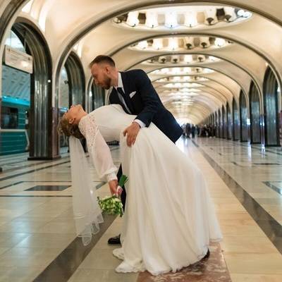 Первые свадьбы провели ночью на станции метро "Маяковская"