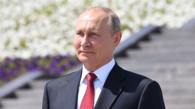 Владимир Путин принял участие в церемонии поднятия флага РФ на Поклонной горе