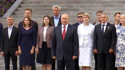 Путин принял участие в церемонии поднятия флага на Поклонной горе