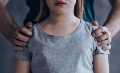 Жуткое преступление: девятилетнюю девочку изнасиловали и бросили в выгребную яму туалета