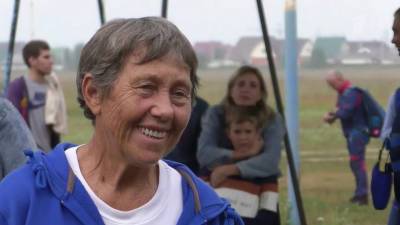 В Новосибирской области парашютистов к первому прыжку готовит 74-летняя Нина Лакиза