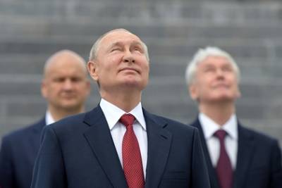 Путин принял участие в церемонии поднятия российского флага в Москве