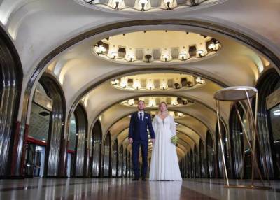 Сразу две пары поженились ночью под землей в Москве, они зарегистрировали брак в метро