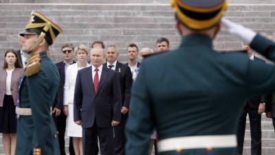 Церемония поднятия флага России с участием Путина прошла на Поклонной горе
