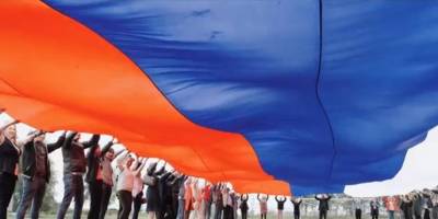 Российские регионы приняли участие в акции "От Калининграда до Камчатки", приуроченной ко Дню флага