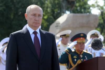 Путин принял участие в церемонии поднятия российского флага в Парке Победы