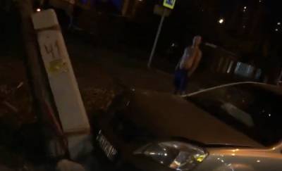 Ночью в Тюмени бесправник разбил автомобиль, припарковавшись в столб