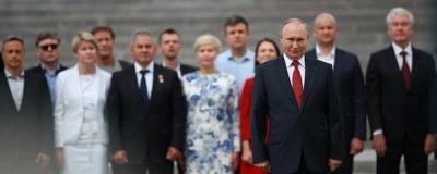 Путин принял участие в церемонии поднятия флага в Парке Победы