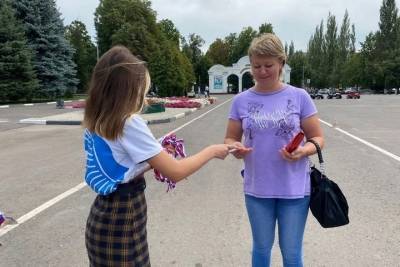 Волонтёры раздали мичуринцам 1500 лент с триколором ко Дню государственного флага России