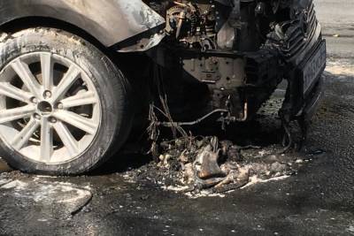 Возле саратовского правительства горит автомобиль