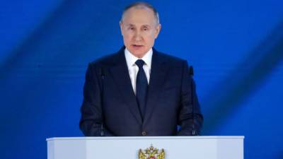 Путин: флаг и гимн являются морально-нравственным основанием российской государственности