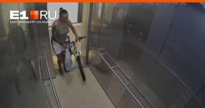 Воровка с бритым затылком и тату во всю руку попала на видео во время кражи велосипеда