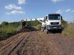 Украинские пограничники копают рвы на российской границе