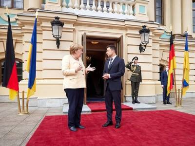 Меркель на встрече с Зеленским в Киеве назвала Россию участницей конфликта в Донбассе.